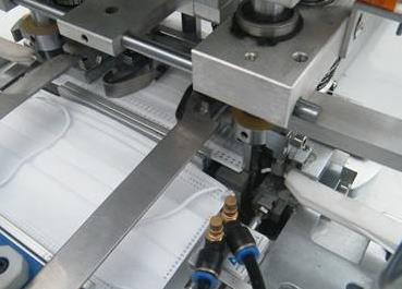 一次性全自动口罩机作业.jpg